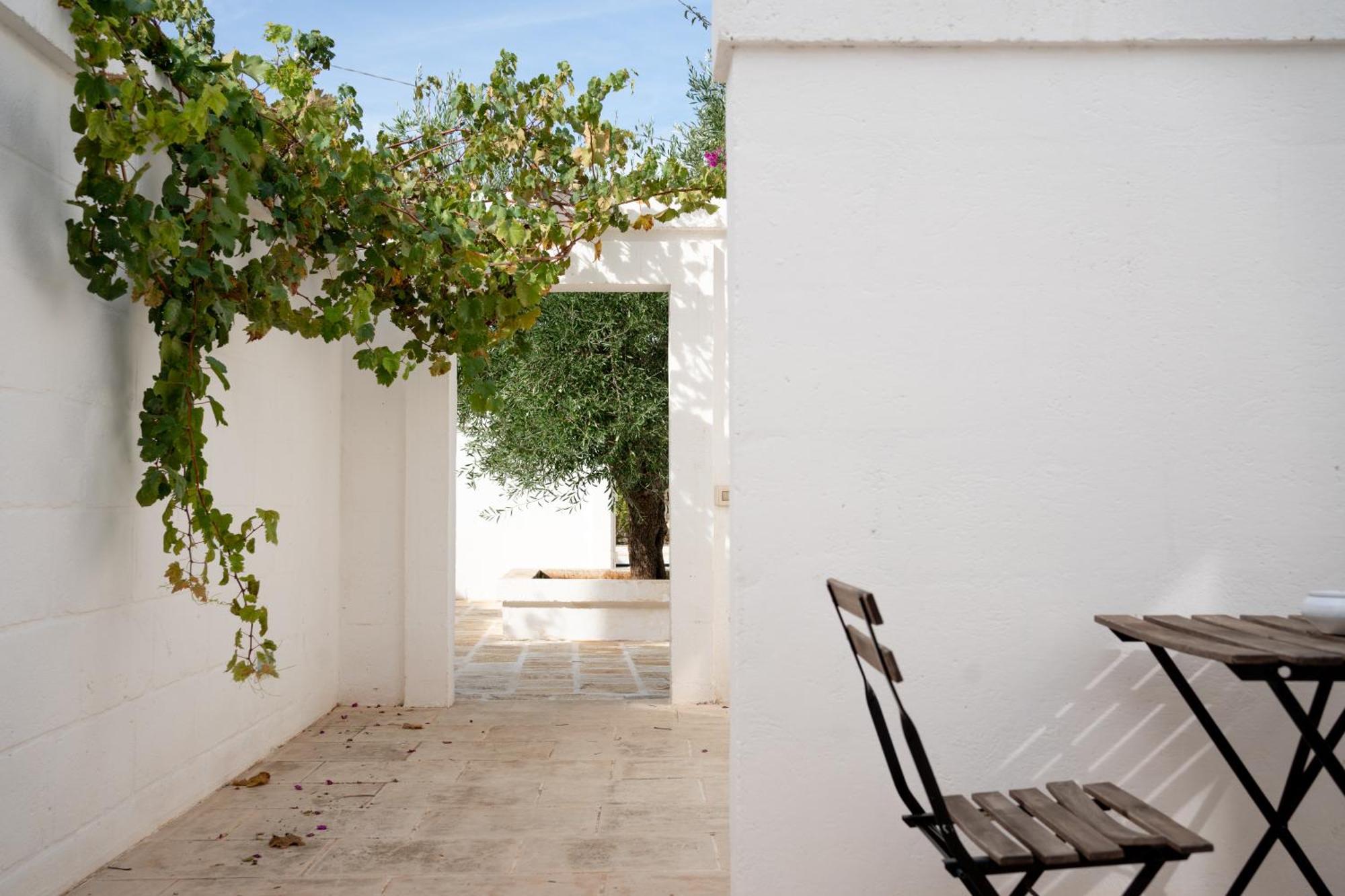 Oltre Gli Ulivi Bed & Breakfast Ostuni Bagian luar foto