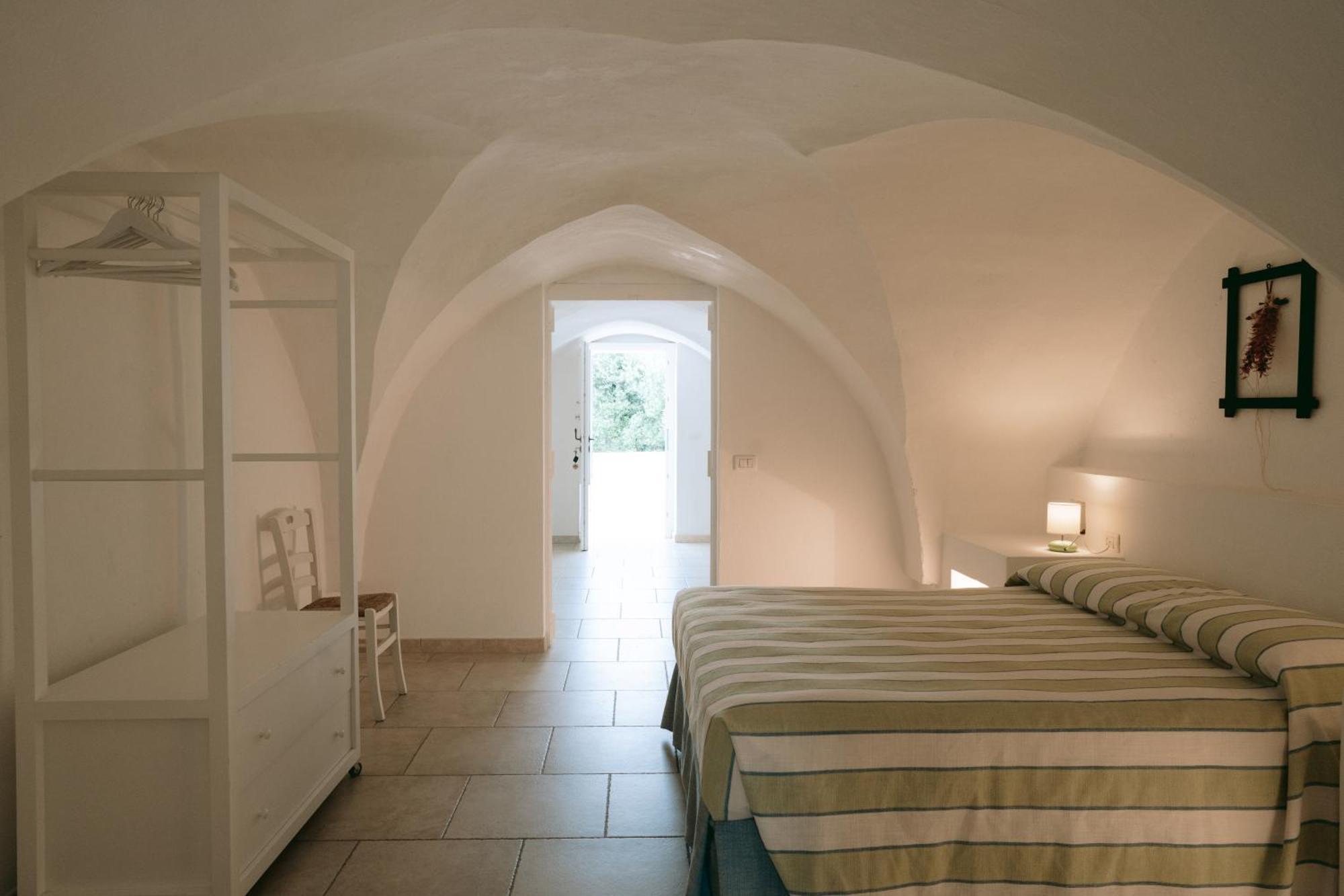 Oltre Gli Ulivi Bed & Breakfast Ostuni Bagian luar foto