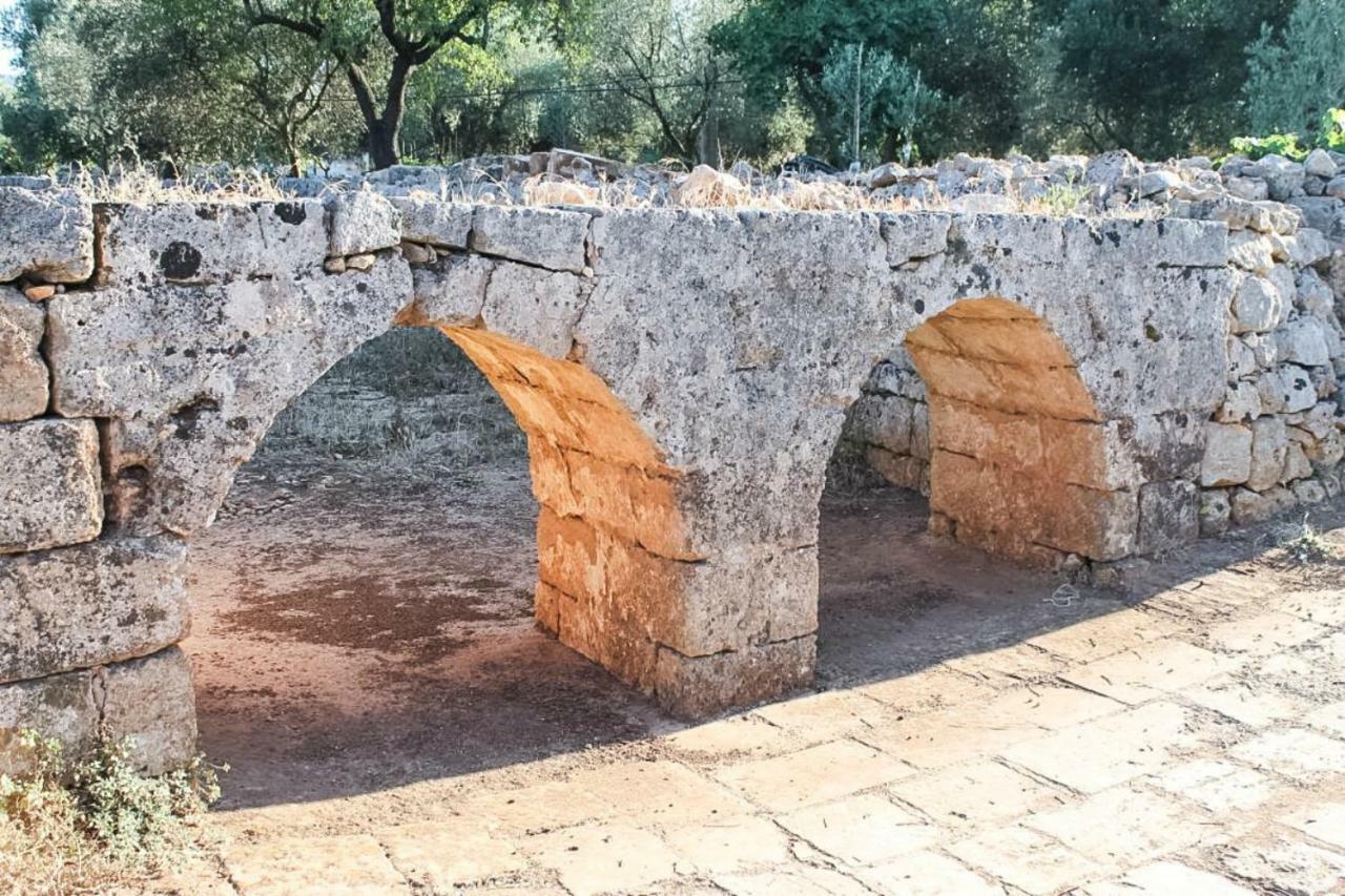 Oltre Gli Ulivi Bed & Breakfast Ostuni Bagian luar foto